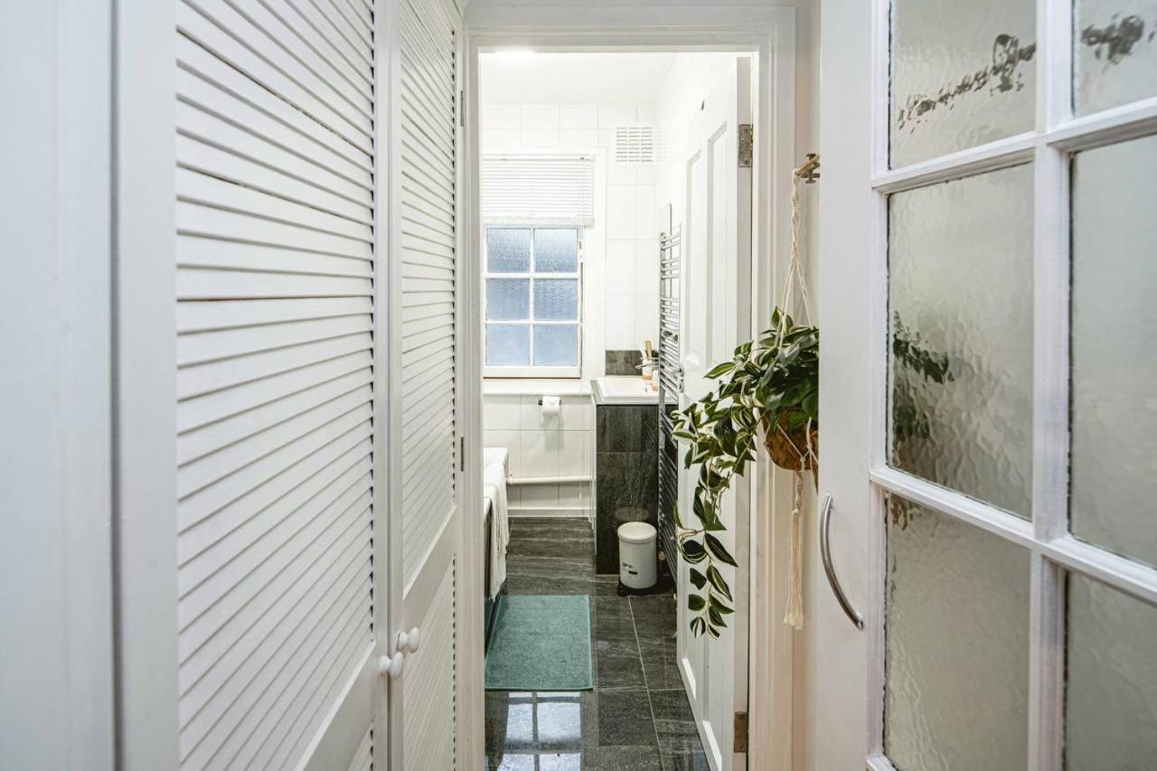 1 Bedroom, 5 Minutes Walk To Angel Station, London